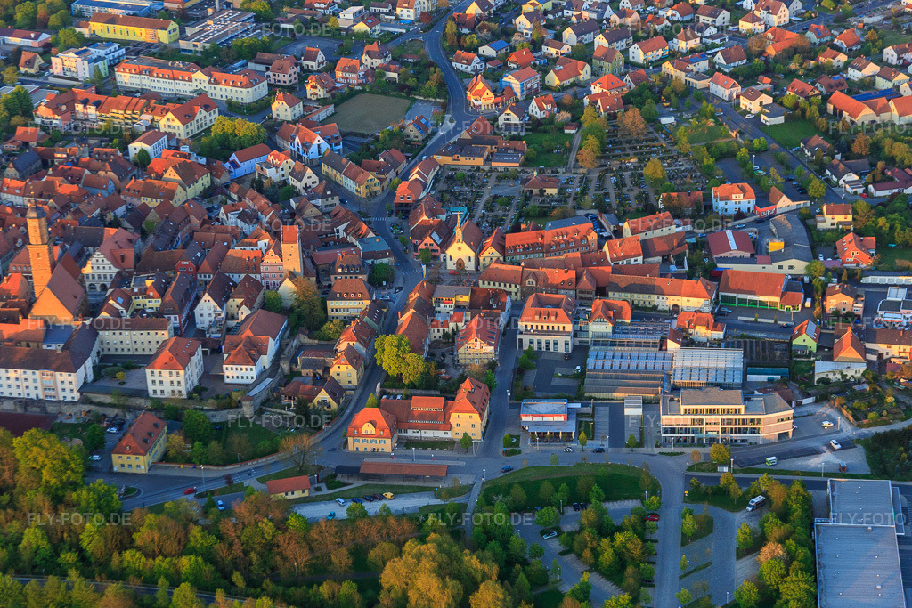 Luftbild: Altstadt mit St. Bartholomäus und Diebenturm in Volkach im Bundesland Bayern in Deutschland. – Foto: IMG_087912.jpg vom 05.05.2016 durch Werner Riehm/FLY-FOTO.de – Auflösung des Originals: 5472 x 3648 px – Sankt Benedikt - Pastoraler Raum – MainZeit Tourismusportal Volkach