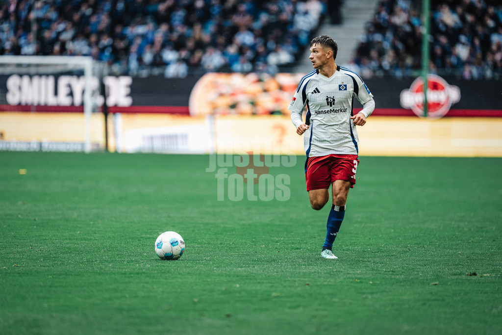 Fußball | Männer | Saison 2024/2025 | 2. Fußball-Bundesliga | 7. Spieltag | Hamburger SV vs. SC Paderborn 07 | 28.09.2024 | Noah Katterbach (#33, HSV) am Ball