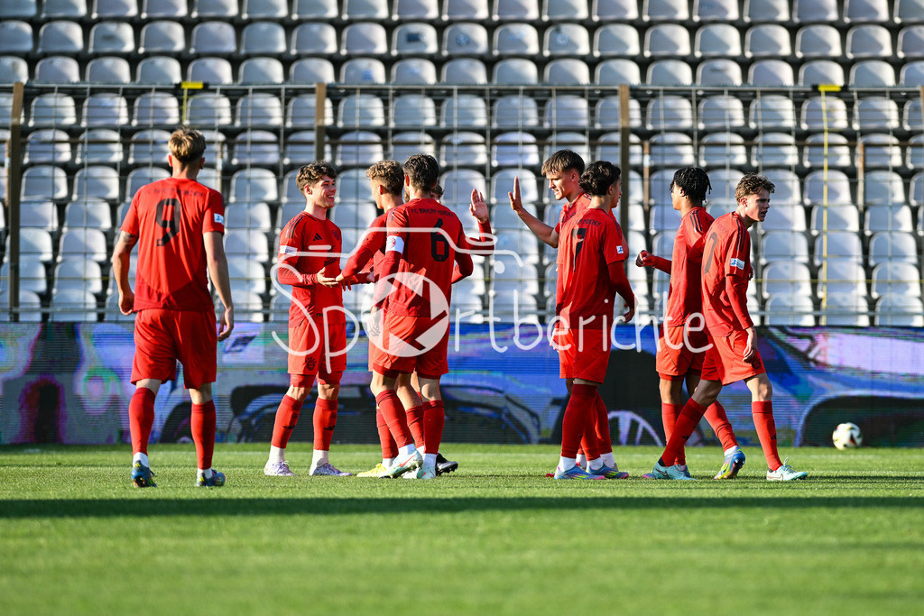 FC Bayern Amateure - Türkgücü München | Jubel der Bayern Amateure nach dem Treffer zum 1-0 durch Maximilian WAGNER (FC Bayern München II #11) / Tor / Torschuetze / Freude / Happy / Regionalliga Bayern: FC Bayern Muenchen II - Tuerkguecue Muenchen, Gruenwalder Stadion am 09.05.2025