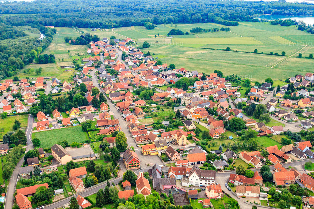 Vue aérienne: Vue de la ville depuis le nord-ouest à Dalhunden dans le département Bas Rhin, France – .Photo: IMG_28824.jpg prise le 14/06/2010 par Werner Riehm/FLY-FOTO.eu – Résolution de l'original: 4752 x 3168 px