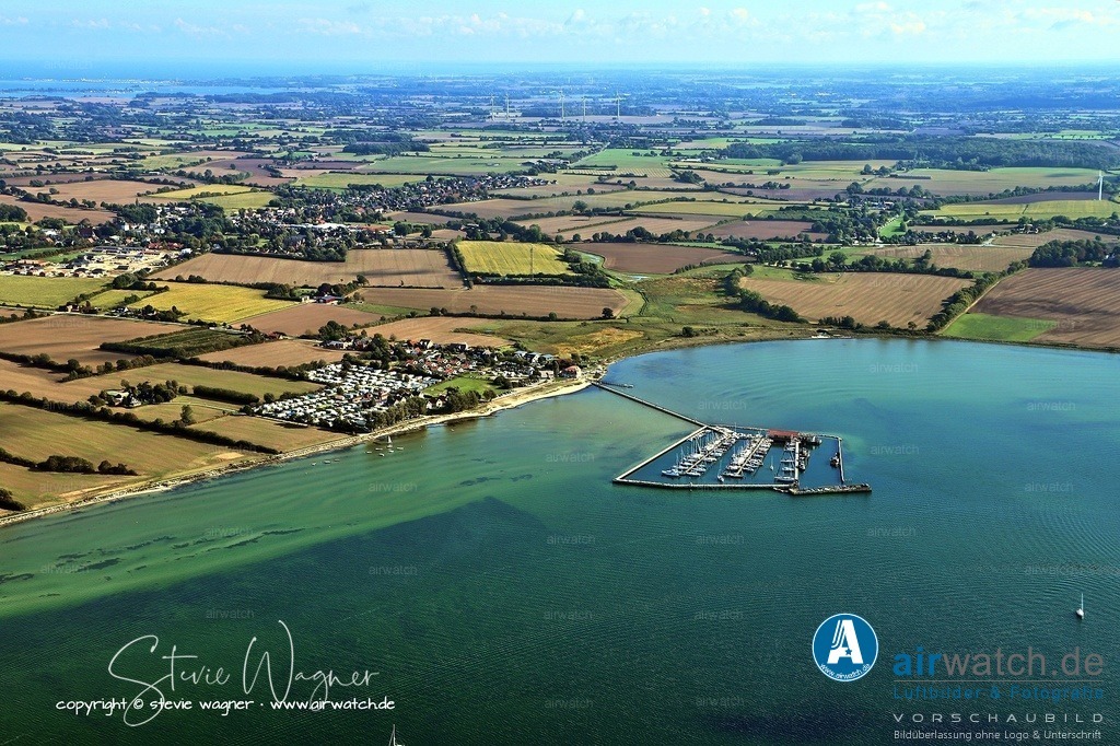 Luftbild - Wackerballig ist ein Ortsteil der Gemeinde Gelting im Kreis Schleswig-Flensburg | Wackerballig ist ein Ortsteil der Gemeinde Gelting im Kreis Schleswig-Flensburg in Schleswig-Holstein, direkt an der Flensburger Förde gelegen. Der Ort ist bekannt für seinen Yachthafen mit 230 Liegeplätzen, der als „Inselhafen“ konzipiert ist und über eine 200 Meter lange Zugangsbrücke vom Festland erreichbar ist. Dies ermöglicht eine wetterunabhängige Anfahrt und macht den Hafen zu einem beliebten Ausgangspunkt für Segeltörns in die dänische Südsee, nach Sonderburg oder Flensburg.