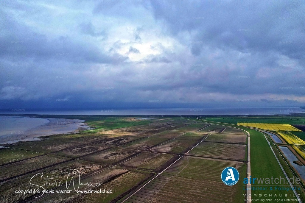 Luftbild Friedrich-Wilhelm-Luebke-Koog | Luftbild: Friedrich-Wilhelm-Luebke-Koog - Die Gemeinde ist landwirtschaftlich geprägt und bietet verschiedene Ferienwohnungen und -häuser für Touristen. Es gibt auch einige Windenergieanlagen im Gemeindegebiet. Die Gemeinde Friedrich-Wilhelm-Lübke-Koog hat eine Wind-und-Wärme-Modellregion aufgebaut, die von der ARGE Netz, dem Bürger-Windpark Lübke-Koog Infrastruktur, der Gemeinde und dem Institut für Wärme und Oeltechnik (IWO) ins Leben gerufen wurde.