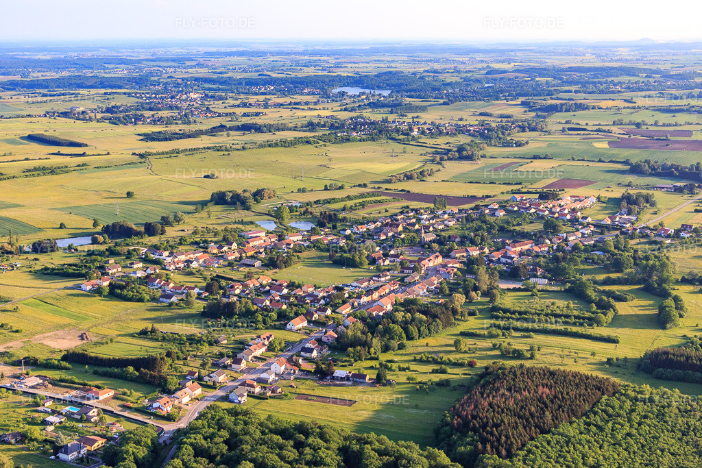 Luftbild: Ortsansicht aus Norden in Grundviller im Bundesland Moselle in Frankreich. – Foto: IMG_107352.jpg vom 19.05.2018 durch Werner Riehm/FLY-FOTO.de – Auflösung des Originals: 5472 x 3648 px