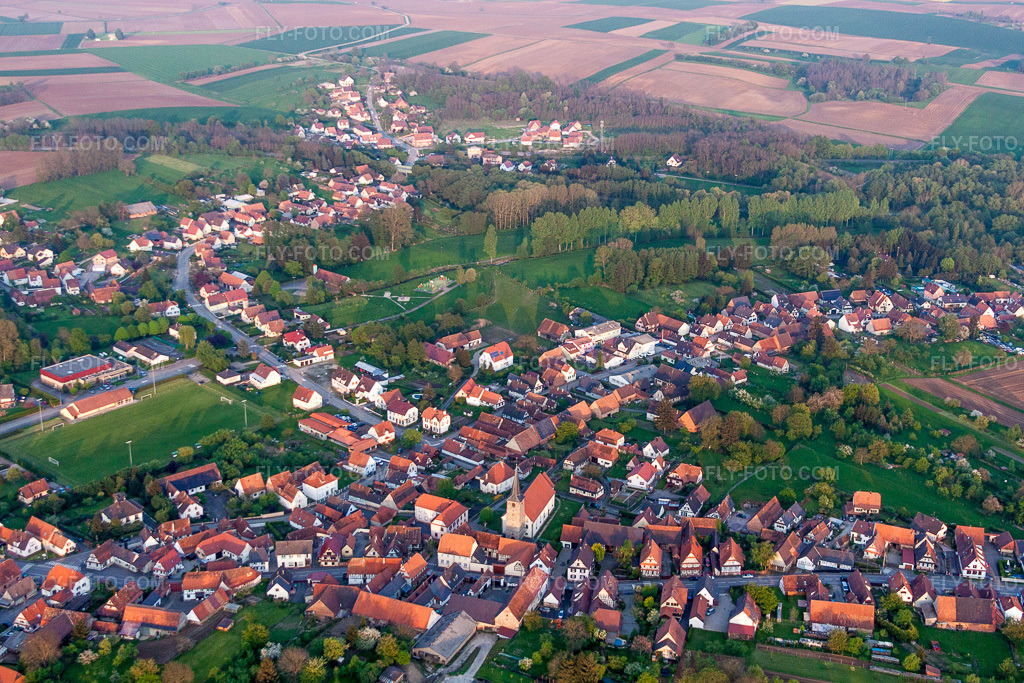 Aerial view: Agricultural fields and arable land in Riedseltz in the state Bas-Rhin, France. – Photo: IMG_56878.jpg taken on 05/05/2013 by Werner Riehm/FLY-FOTO.com – Resolution of the original: 4752 x 3168 px