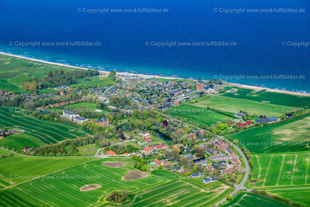 Schönhagen_Strand_ELS_6451010524 | BRODERSBY 01.05.2024 Meeres-Küste mit Ortsansicht Schönhagen in Brodersby im Bundesland Schleswig-Holstein, Deutschland. // Sea coast with a town view of Schoenhagen in Brodersby in the state Schleswig-Holstein, Germany. Foto: Martin Elsen