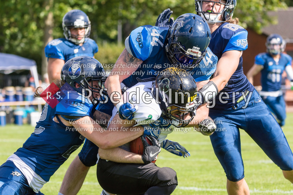 American Football, Saison 2022, Regionalliga Nord, Hamburg Blue Devils - Oldenburg Knights, Dr.-Hermann-Schnell-Sportplatz (Hamburg), 06.08.2022, 07. Gameweek | Max Malte Plagge (#22, Blue Devils, DB), Leon Wagner (#44, Blue Devils, LB) und Vincent Woywod (#88, Blue Devils, DB) stoppen Morten Scheele (#2, Oldenburg, WR)