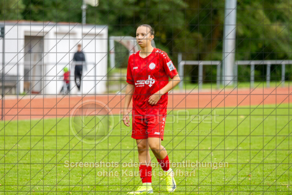 20251004_152845_0758 | #,1.FC Donzdorf (rot) vs. FC Freiburg-St. Georgen (grau), Fussball, EnBW-Oberliga B -Juniorinnen, 04. Spieltag, Saison 2025/2026, Rasenplatz, Lautertal Stadion, Süßener Straße 16, 73072 Donzdorf, 04.10.2025 - 14:00 Uhr,Foto: PhotoPeet-Sportfotografie/Peter Harich