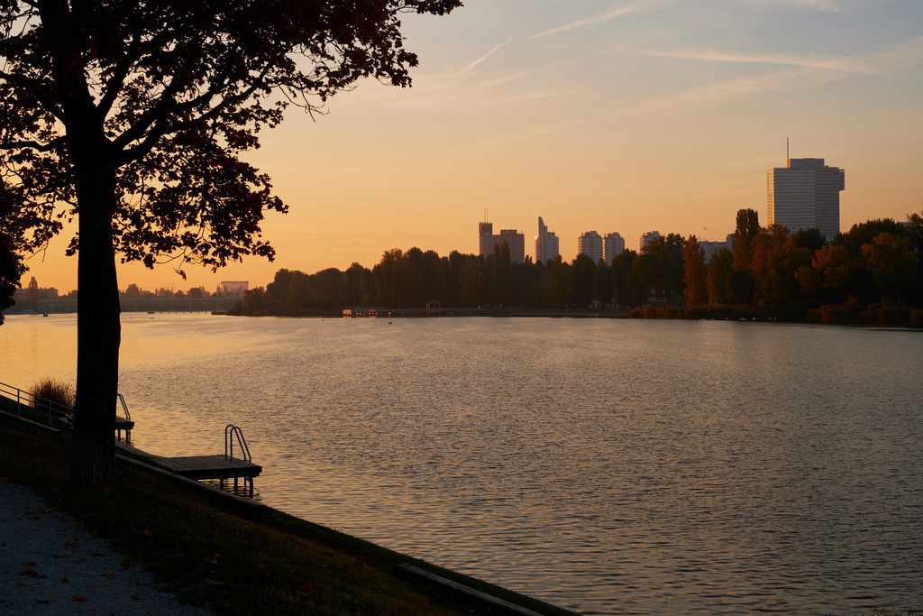 Blick über die Alte Donau auf die Donaucity | Wien, Austria - October 20, 2021: Blick über die Alte Donau auf die Donaucity im Morgenlicht. - Realisiert mit Pictrs.com