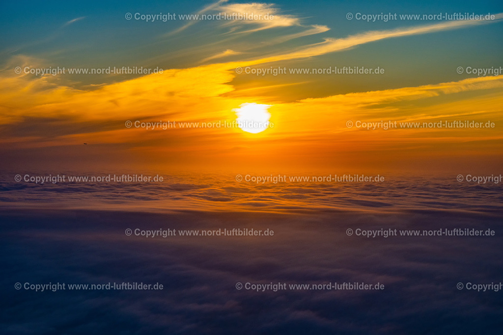 Hamburg_Fuhlsbüttel_Sonnenaufgang_über_den_Wolken_ELS_3207010921 | TANGSTEDT 01.09.2021 Wetterlage mit Sonnenstrahlung über den Wolken " Sonnenaufgang " in Tangstedt im Bundesland Schleswig-Holstein, Deutschland. // Weather situation with solar radiation above the clouds "Sunrise" in Tangstedt in the state Schleswig-Holstein, Germany. Foto: Martin Elsen