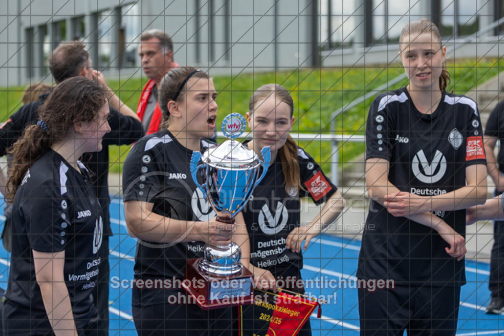 20250529_151728_2026 | #,  SGM Wendlingen-Ötlingen II (blau) vs. 1.FC Donzdorf II (schwarz), Fussball, Frauen-Bezirkspokal Finale Saison 2024/2025, Rasenplatz VfL Stadion Kirchheim, Jesinger Straße 105, 73230 Kirchheim, 29.05.2025 - 13:00 Uhr,Foto: PhotoPeet-Sportfotografie/Peter Harich