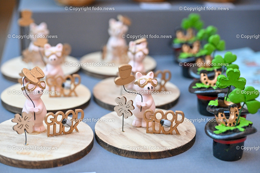 Gluecksbringer_ 27.12.2023-3 | 27.12.2023, Linz, AUT, Linz, im Bild Gluecksbringer, Glücksbringer, Gluecksymbole, Glücksymbole, Neujahr, Schwein, Rauchfangkehrer, Silvester, Jahreswechsel, Deko, Dekoration, Festlichkeit, Glückwunsch, Jahresbeginn, Party, Glück, Tradition, Figur