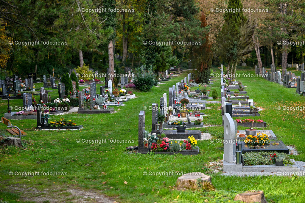 Friedhof_ Kreuz_ Kruzifix_ Jesu Christi_ Allerheiligen_ 26.10.2024-56 | 26.10.2024, Friedhof, AUT, Allerheiligen, Themenbilder im Bild Friedhof, Kreuz, Kruzifix, Jesu Christi, Allerheiligen, Engerl, Engel, Kerzen, Grab, Grablicht, Blumen, Skulptur, Grabstein, Symbolbild, Grablaterne, Grabkerze, Grabkerzen, Grablichter, Kerze, Grabkreuz, Gedenken, Bestattung, Verstorbene, Totenruhe, Grab, Urne, Blumenschmuck, Schmuck, Besucher, Feature, kreativ, creativ, Linz