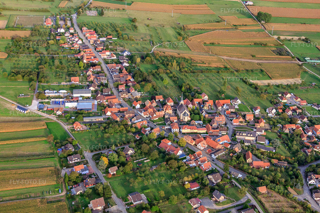 Vue aérienne: Rue du Général de Gaulle depuis l'ouest à Gunstett dans le département Bas Rhin, France – .Photo: IMG_53699.jpg prise le 30/09/2012 par Werner Riehm/FLY-FOTO.eu – Résolution de l'original: 4752 x 3168 px