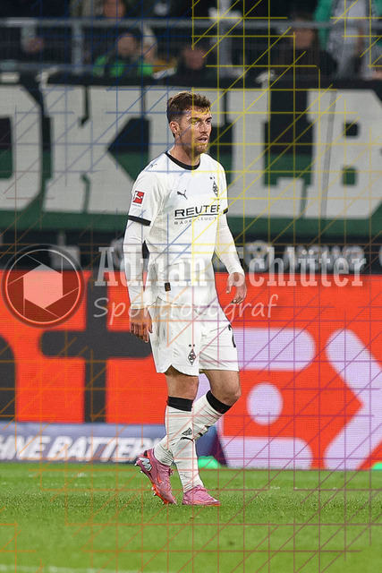 Borussia Mönchengladbach vs SC Freiburg - Bundesliga  | Mönchengladbach, Deutschland, 05.10.25:   Joseph Michael Scally (Borussia Mönchengladbach) schaut waehrend des Spiels der Bundesliga zwischen Borussia Mönchengladbach vs SC Freiburg im Stadion im Borussia Park(Foto von Brauer-Fotoagentur / Adrian Schlueter)