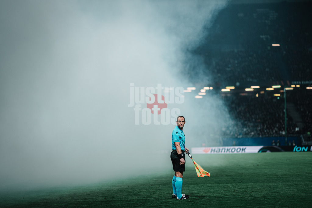 Fußball | Herren | Saison 2023/2024 | Play-Offs Europa League | FC Shakhtar Donetsk (UKR) vs. Olympique Marseille (FRA) | 15.02.2024 | Linienrichter Kevin Monteny im Rauch