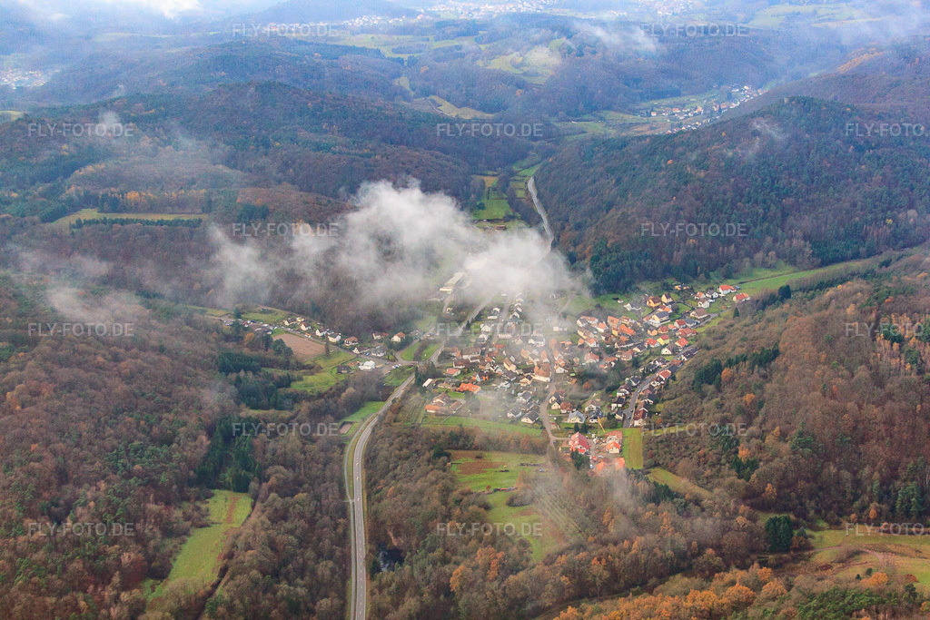 Luftbild: Dorf im Pfälzerwald unter Wolken in Waldhambach im Bundesland Rheinland-Pfalz in Deutschland. Foto: IMG_61147.jpg vom 30.11.2013 durch Werner Riehm/FLY-FOTO.de