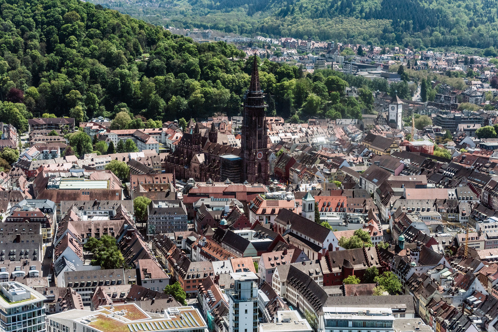 dr__0012101.jpg | FREIBURG IM BREISGAU 10.05.2017 Altstadtbereich und Innenstadtzentrum und Freiburger Münster in Freiburg im Breisgau im Bundesland Baden-Württemberg, Deutschland. // Old Town area and city center and Freiburger Muenster in Freiburg im Breisgau in the state Baden-Wuerttemberg, Germany. Foto: Daniel Reiter