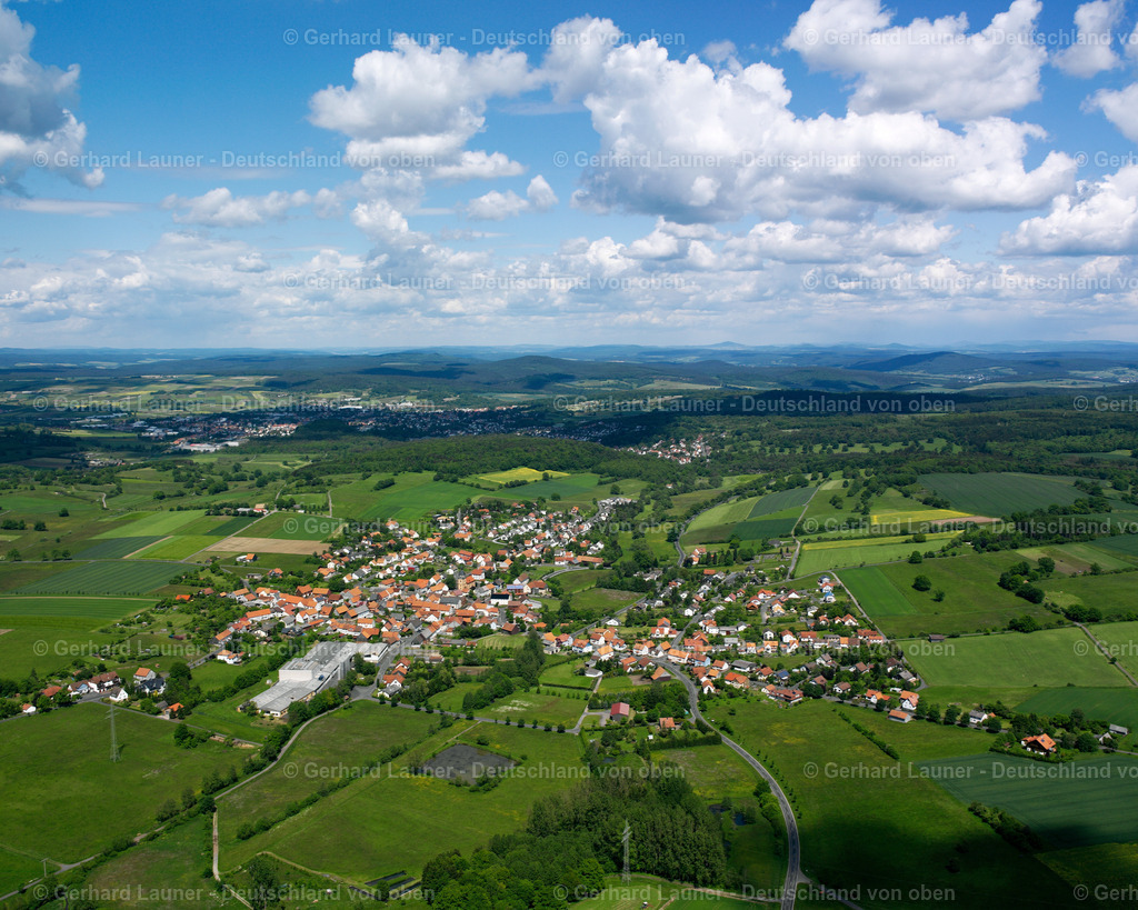 2615799 | FRISCHBORN 09.06.2006 Ortsansicht am Rande von landwirtschaftlichen Feldern und Nutzflächen  in Frischborn im Bundesland Hessen, Deutschland // Village view on the edge of agricultural fields and land  in Frischborn in the state Hesse, Germany Foto: Gerhard Launer