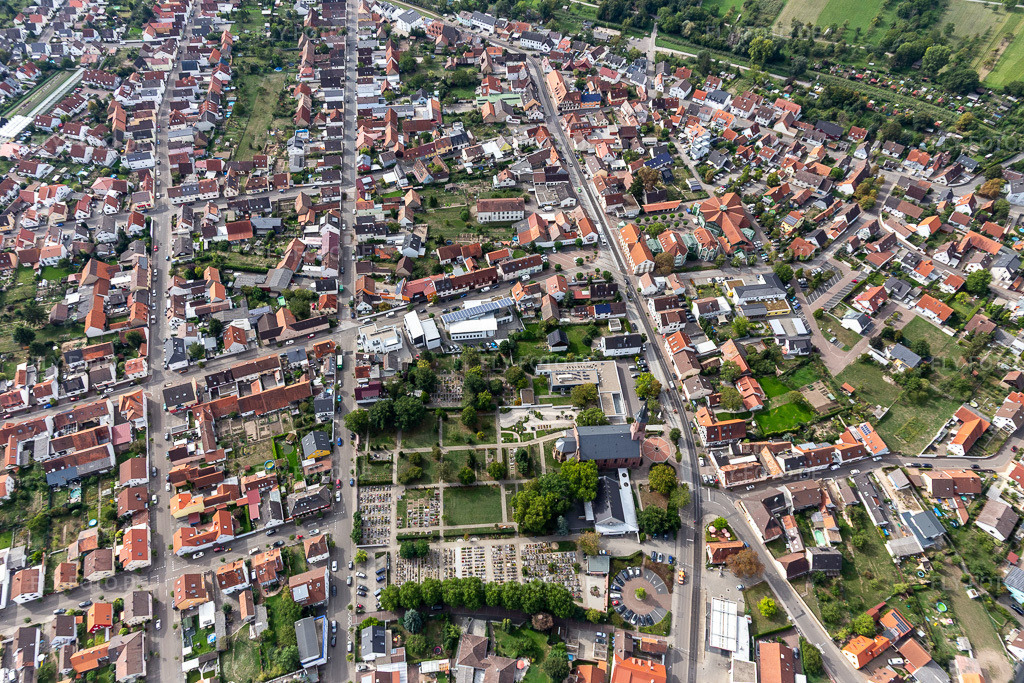 Luftbild: Friedhofes der Ev. Kirche Linkenheim in Linkenheim im Ortsteil Linkenheim in Linkenheim-Hochstetten im Bundesland Baden-Württemberg in Deutschland. Foto: IMG_122902.jpg vom 11.09.2020 durch Werner Riehm/FLY-FOTO.de