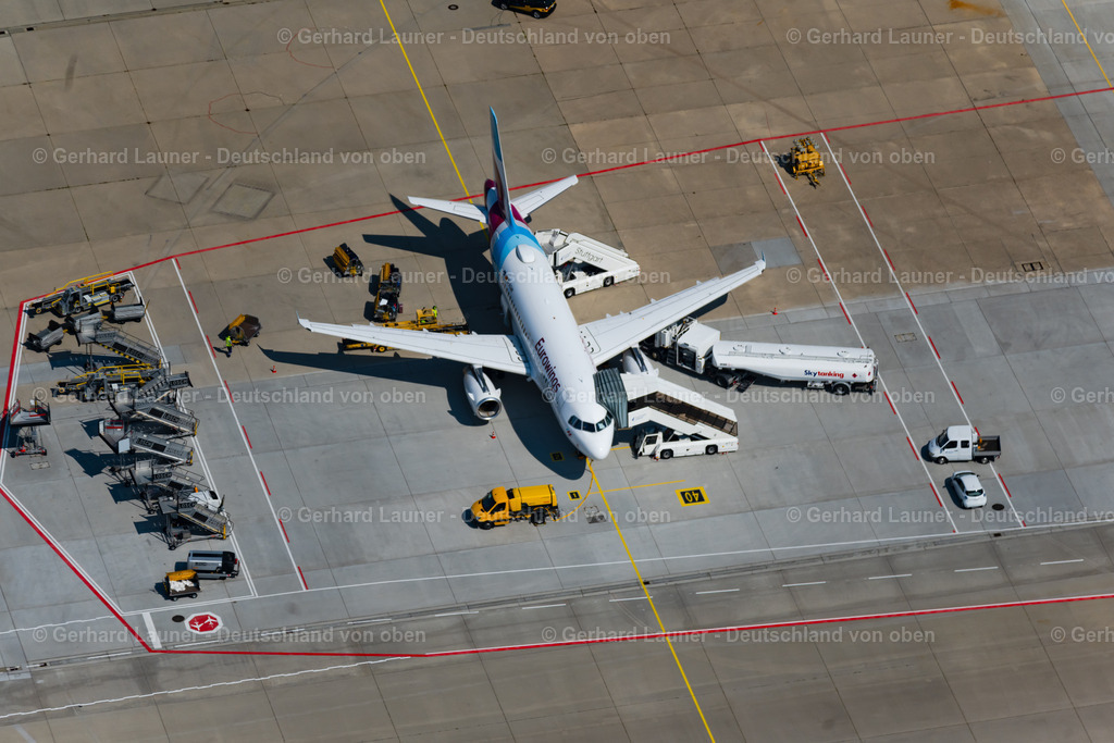 4047086 | STUTTGART 11.08.2021 Passagierflugzeug D-AGWK von Eurowings auf der Parkposition - Abstellfläche auf dem Flughafen in Stuttgart im Bundesland Baden-Württemberg, Deutschland. Weiterführende Informationen bei: eurowings. // Passenger airplane D-AGWK of Eurowings in parking position - parking area at the airport in Stuttgart in the state Baden-Wuerttemberg, Germany. Further information at: eurowings. Foto: Gerhard Launer