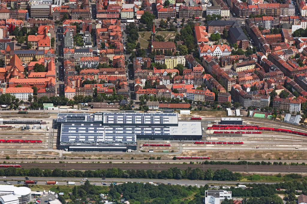 dr__0049206.jpg | NüRNBERG 19.07.2024 Bahnbetriebswerk und Ausbesserungswerk, Wartung und Instandhaltung von Zügen des Personentransportes " Bahnbetriebswerk Nürnberg West " an der Austraße an der Dörflerstraße im Ortsteil Bärenschanze in Nürnberg im Bundesland Bayern, Deutschland. Weiterführende Informationen bei: DB InfraGO AG,  Deutsche Bahn AG,  Ingenieurbüro Ohr Büro für Hochbau GmbH,  Quadra Ingenieure GmbH. // Railway depot and repair shop for maintenance and repair of trains of passenger transport on Austrasse in the district Baerenschanze in Nuremberg in the state Bavaria, Germany. Further information at: DB InfraGO AG,  Deutsche Bahn AG,  Ingenieurbuero Ohr Buero fuer Hochbau GmbH,  Quadra Ingenieure GmbH. Foto: Daniel Reiter