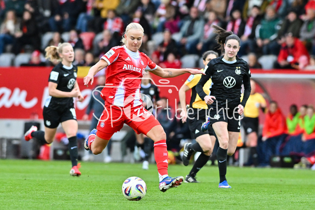FC Bayern München - VfL Wolfsburg | MUNICH, GERMANY - 22. FEBRUARY: am Ball Pernille HARDER (FC Bayern Munich 21) während dem Spiel zwischen den Frauen des FC Bayern München und den Frauen des VfL Wolfsburg am 19. Spieltag der Google Pixel Frauen-Bundesliga am FC Bayern Campus