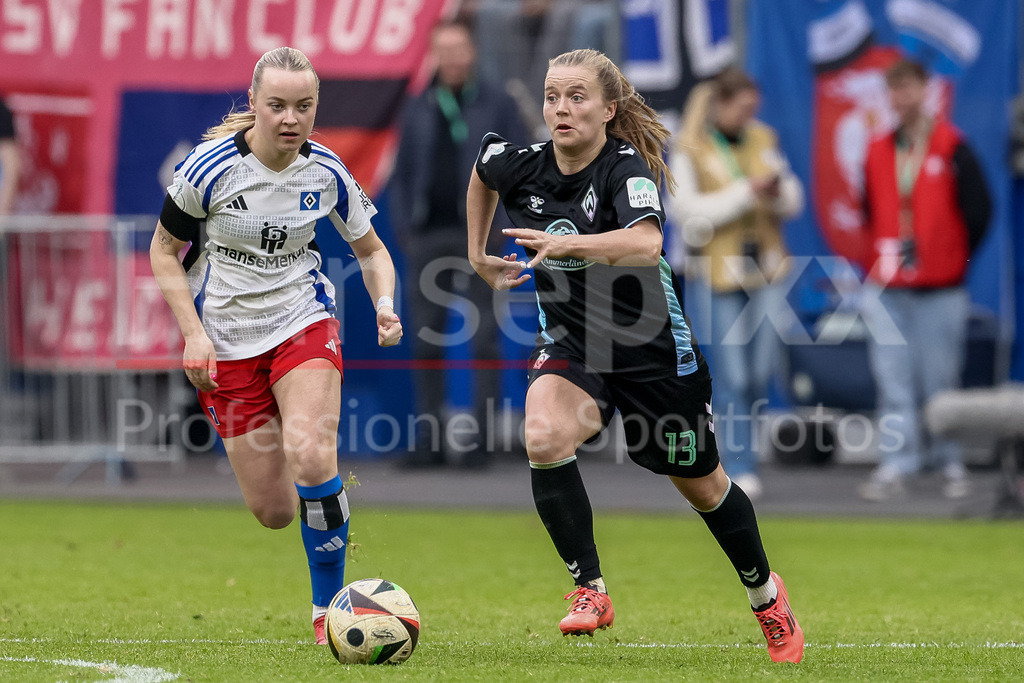 Fussball, DFB-Pokal Frauen, Hamburger SV - SV Werder Bremen | v.li.: Mia Büchele (Hamburger SV, 17) und Ricarda Walkling (SV Werder Bremen, 13) im Zweikampf, Duell, Dynamik, Aktion, Action, Spielszene, DIE DFB-RICHTLINIEN UNTERSAGEN JEGLICHE NUTZUNG VON FOTOS ALS SEQUENZBILDER UND/ODER VIDEOÄHNLICHE FOTOSTRECKEN. DFB REGULATIONS PROHIBIT ANY USE OF PHOTOGRAPHS AS IMAGE SEQUENCES AND/OR QUASI-VIDEO.