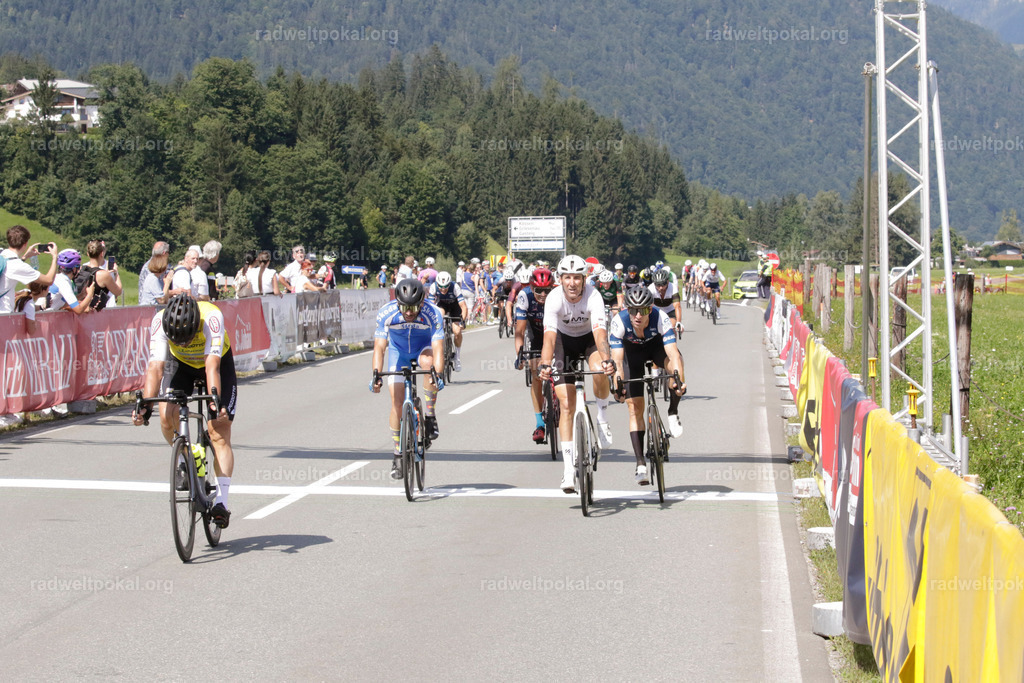 1014_20230817_Bewerb_Maenner_Muehlanger | AUT - OESTERREICH, 2023-08-16: SPORT RENNRAD-FAHREN - 55. INTERNATIONALER RADWELTPOKAL IN ST. JOHANN IN TIROL  - Vintage-Radrennen mit WM-Bronze-Medaillen-Siegerin Christina Schweinberger, den Teilnehmer und Alexander Baumann (vom Orginastions-Team) - TAG 2 BEWERB MAENNER IN SECHS GRUPPEN  ; Foto: Roland Muehlanger
