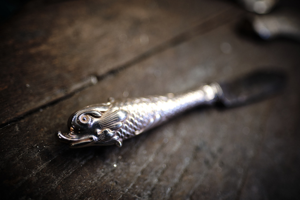 Fischmesser mit Griff in Fischforn | Wien, Austria - April 20, 2021: Jarosinski &amp; Vaugoin; Fischmesser mit Griff in Fischforn. - Realisiert mit Pictrs.com