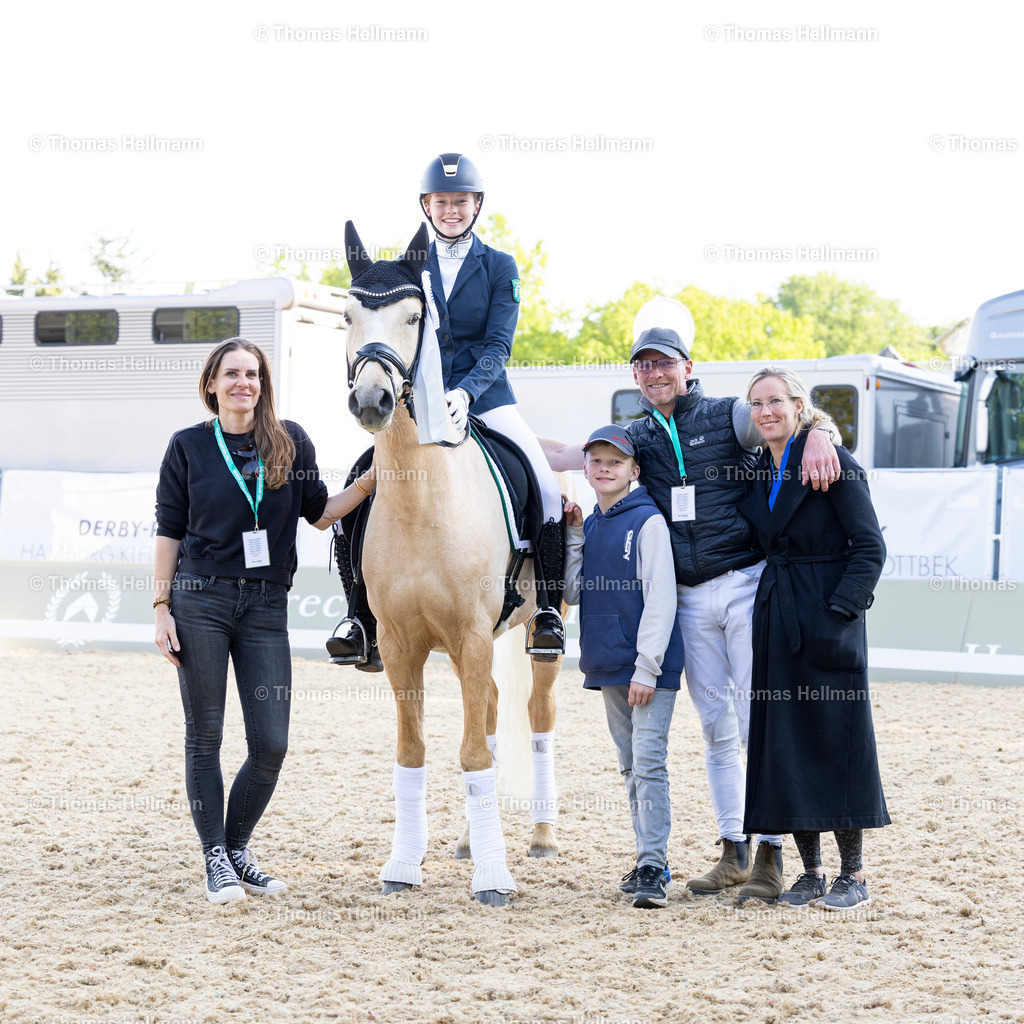 TH_Lennea Höfler_ Katrin Höfler_ Jürgen Höfler_7990 | Deutsches Spring- und Dressur-Derby 2023 am 18.05.23 in Hamburg, Derby Platz Klein Flottbek, Thomas Hellmann, _Y7A1230