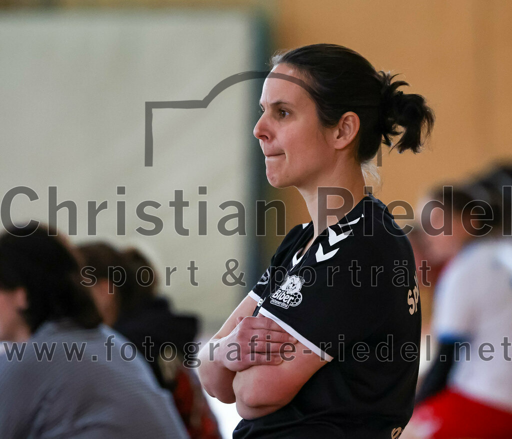 2023-03-18_106_SpVgg_Altenerding_II_gegen_HSG_Freising-Neufahrn_II | Erding, Deutschland, 18.03.2023:
Handball, Bezirksliga Frauen Altbayern 2022 / 2023, 14. Spieltag, SpVgg Altenerding II gegen HSG Freising-Neufahrn II, Endergebnis: 25:27

Trainerin Kati Gottschalk (SpVgg Altenerding)

Foto: Christian Riedel / fotografie-riedel.net