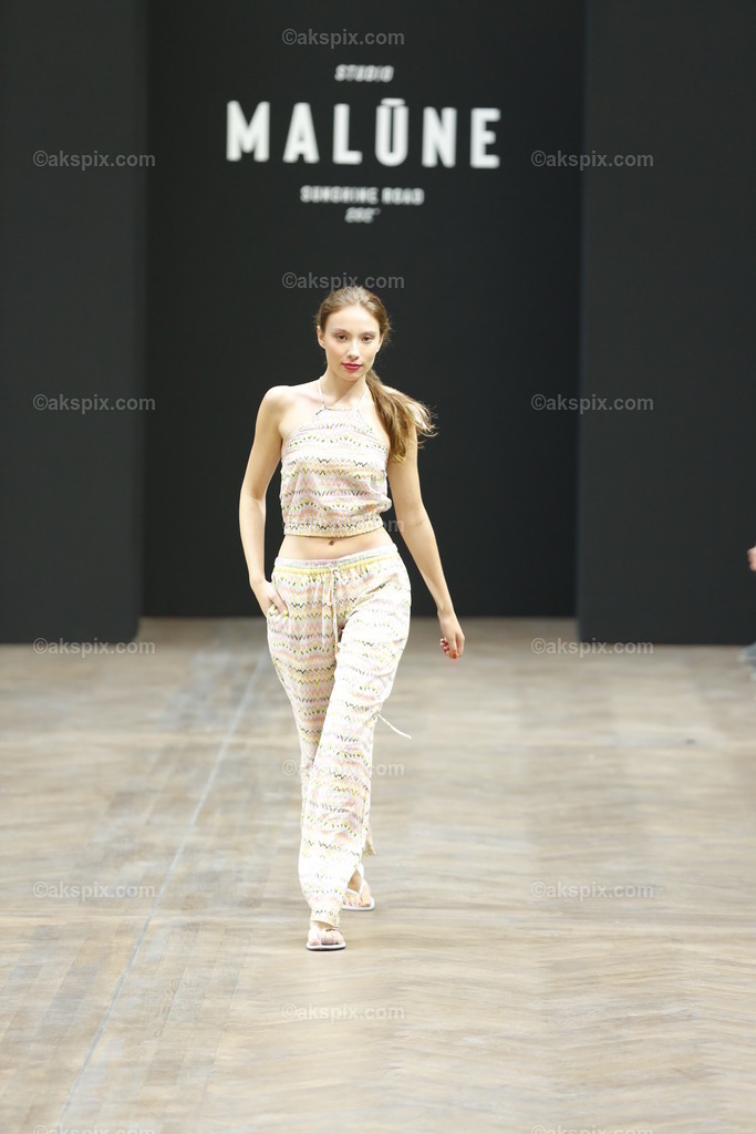 Malūne by Frida Weyer auf der  MBFW Spring/Summer 2023 | Mercedes-Benz Fashion Week (MBFW)  Frühling / Sommer 2023 im Hotel Telegraphenamt Berlin in Berlin-Mitte. Die Kollektionen von Malūne by Frida Weyer auf der MBFW Spring/Summer 2023. Das Bild zeigt Models mit der Kollektion von Malūne by Frida Weyer.
