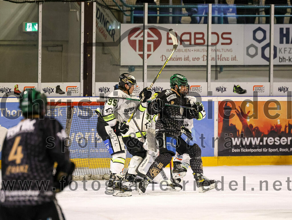 2024-02-16_067_TSV_Erding_gegen_ERSC_Amberg | Erding, Deutschland, 16.02.2024:
Eishockey, Bayernliga Playoffs 2023 / 2024, 1. Spieltag, TSV Erding gegen ERSC Amberg, Endergebnis: 1:2

Lukas Salinger (ERSC Amberg, #95), Daniel Krzizok (Erding Gladiators, #18), Torwart Timon Bätge (ERSC Amberg, #31)

Foto: Christian Riedel / fotografie-riedel.net
