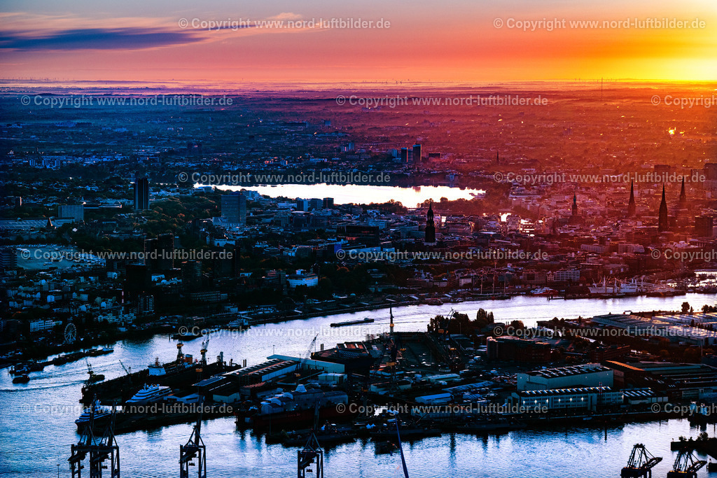 Hamburg_Mitte_Sonnenaufgang_ELS_4267090525 | HAMBURG 09.05.2025 Sonnenaufgang über dem Stadtzentrum in der Innenstadt im Ortsteil Neustadt in Hamburg, Deutschland. // Sunrise over the city center of the inner city in Ortsteil Neustadt in Hamburg, Germany. Foto: Martin Elsen