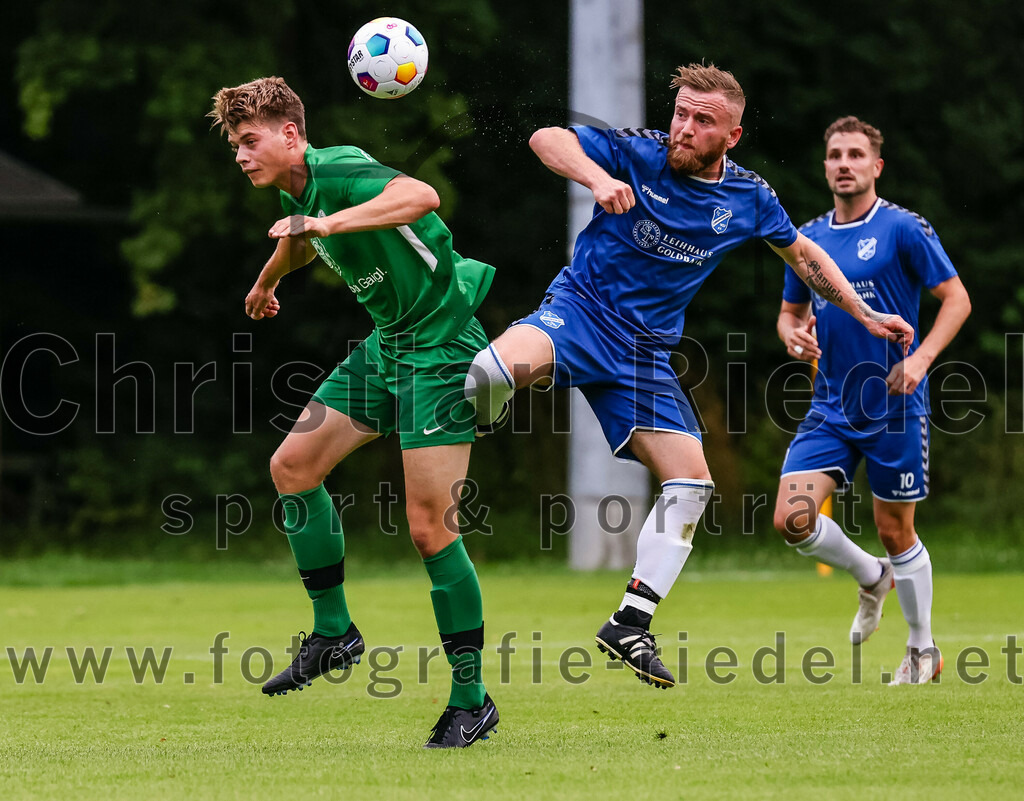 2023-08-04_096_FC_Forstern_gegen_FC_Langengeisling_II | Forstern, Deutschland, 04.08.2023:
Fußball, Kreisklasse 2023 / 2024, 1. Spieltag, FC Forstern gegen FC Langengeisling II, Endergebnis: 2:1

Lukas Gröppmair (FC Forstern, #3), Moritz Wiesheu (FC Langengeisling, #8)

Foto: Christian Riedel / fotografie-riedel.net