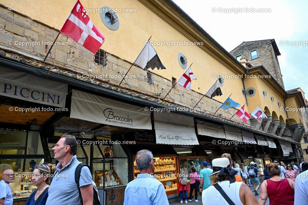 Italien_ Toscana_ Florenz_ 30.05.2024-199 | 30.05.2024, Italien, ITA, Toskana, Florenz im Bild Stadtansichten, Gebäude, Architektur, Touristen, Historisch, Souvenir, Altstadt, Museum, Statuen, Skulpturen, Piazza della Signoria, Statue David, Palazzo Vecchio, Neptunbrunnen, Piazza della Repubblica, Ponte Vecchio, Brücke, Uffizien, Kathedrale Santa Maria del Fiore, Arno, Fluß


Florenz, Firenze, ist eine italienische Großstadt. Nach Einwohnern ist sie die achtgrößte Stadt Italiens. Florenz ist die Hauptstadt sowie größte Stadt der Region Toskana und der Metropolitanstadt Florenz, in der etwa eine Million Menschen leben. Florenz ist für seine Geschichte berühmt. Leonardo da Vinci verbrachte große Teile seiner Jugend in Florenz, Michelangelo fand Unterschlupf in der Kirche der Medici, Galileo Galilei wohnte als Hofmathematiker in den Palästen der Medici. Von 1865 bis 1871 war die Stadt die Hauptstadt des neu gegründeten Königreichs Italien. Das historische Zentrum von Florenz zieht Jahr für Jahr Millionen von Touristen an. Die historische Innenstadt wurde von der UNESCO im Jahre 1982 zum Weltkulturerbe erklärt. 
Quelle: Wikipedia
