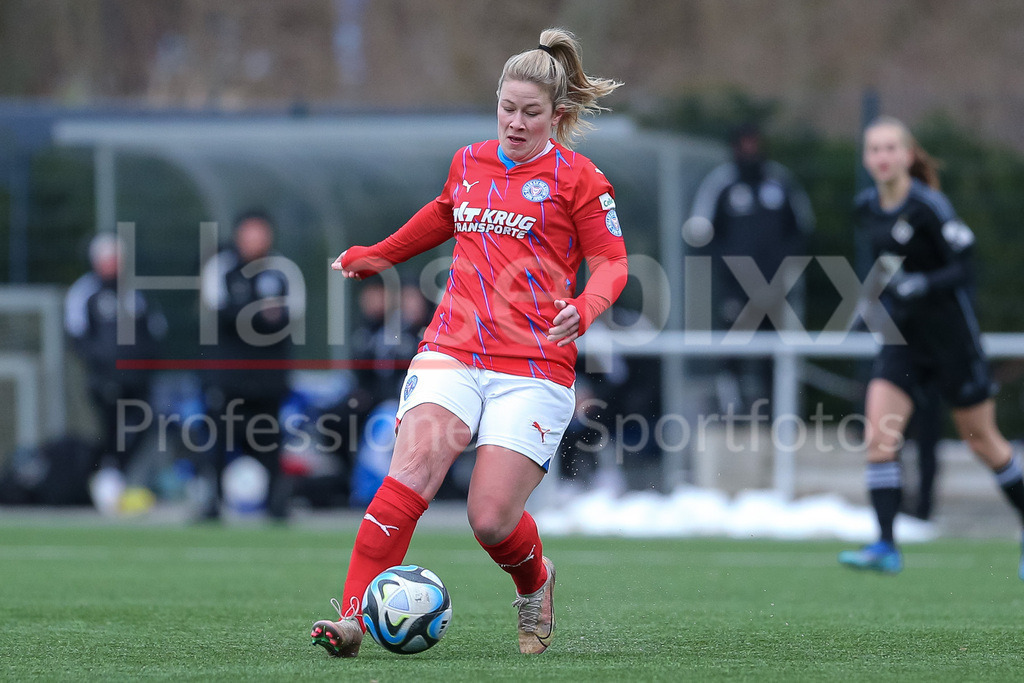 Fussball, Testspiel Frauen, Hamburger SV - Holstein Kiel | v.li.: Sarah Begunk (Holstein Kiel, 10) am Ball, Einzelbild, Ganzkörper, Aktion, Action, Spielszene