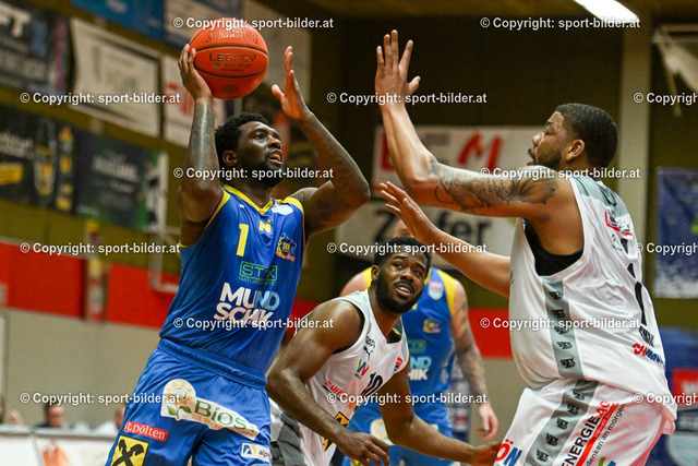 AUT, BSL, Basketball Flyers Wels vs SKN St.Poelten | 03.05.2023, Raiffeisen Arena Wels, AUT, BSL, Flyers Wels vs SKN St.Poelten, im Bild Austen Awosika (Flyers), Donovan Smith (Flyers) vs Kelvin Lewis (St.Poelten)


// BSL, Basketball Super League Match between Raiffeisen Flyers Wels and SKN St.Poelten in Wels, Austria on 2023/05/03