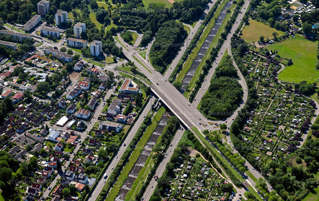 4033685 | FREIBURG IM BREISGAU 30.06.2020 Fluss - Brückenbauwerk " Berliner Brücke " über die Dreisam an der Berliner Allee im Ortsteil Weingarten in Freiburg im Breisgau im Bundesland Baden-Württemberg, Deutschland. // River - bridge construction " Berliner Brucke " over the Dreisam on the Berliner Allee in the district of Weingarten in Freiburg im Breisgau in the state Baden-Wurttemberg, Germany. Foto: Gerhard Launer