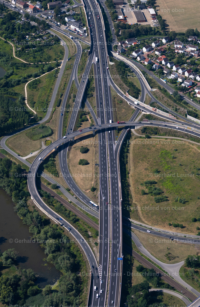 4035385 | BRAUNSCHWEIG 31.07.2020 Streckenführung und Fahrspuren im Verlauf der Autobahn- Abfahrt und Zufahrt der BAB A39 in Braunschweig im Bundesland Niedersachsen, Deutschland. // Routing and traffic lanes during the highway exit and access the motorway A 39 in Brunswick in the state Lower Saxony, Germany. Foto: Gerhard Launer