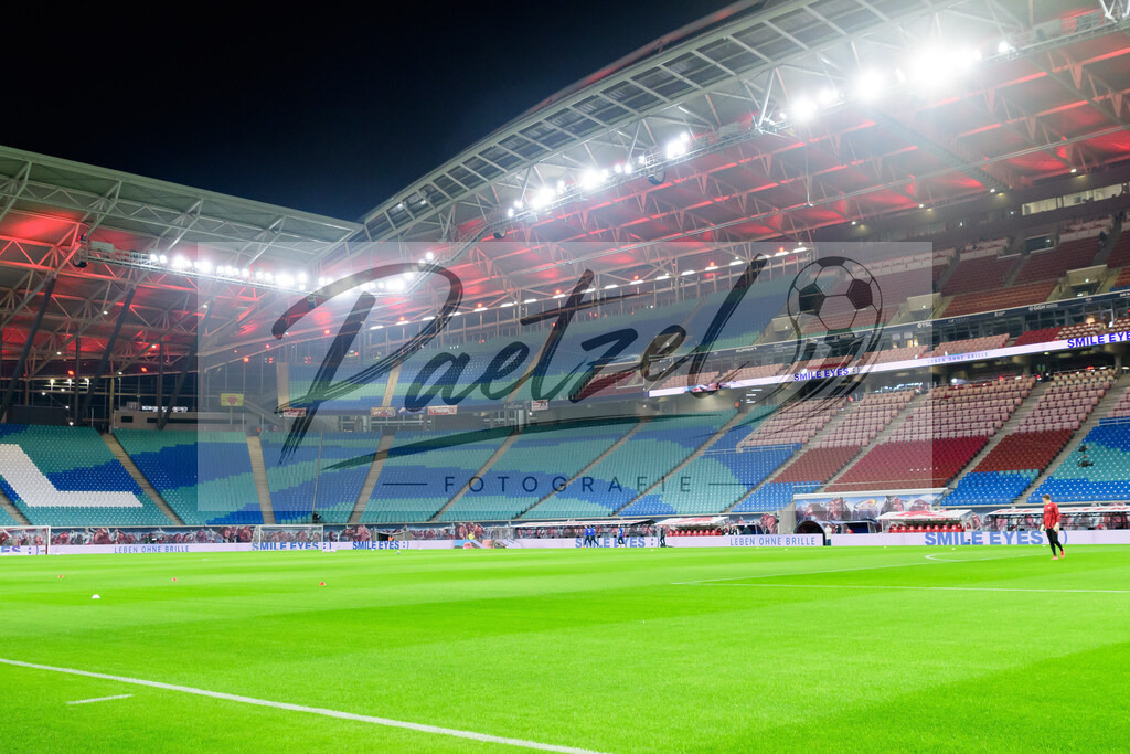 RBLLEV20211128_011 | Fussball, Herren: . Leere Tribuenen aufgrund des Geisterspiels bei dem Spiel der 1. Bundesliga zwischen RB Leipzig und Bayer 04 Leverkusen in der Red Bull Arena am 28.11.2021 in Leipzig, Deutschland.DFB / DFL REGULATIONS PROHIBIT ANY USE OF PHOTOGRAPHS AS IMAGE SEQUENCES AND/OR QUASI-VIDEO. - Realisiert mit Pictrs.com