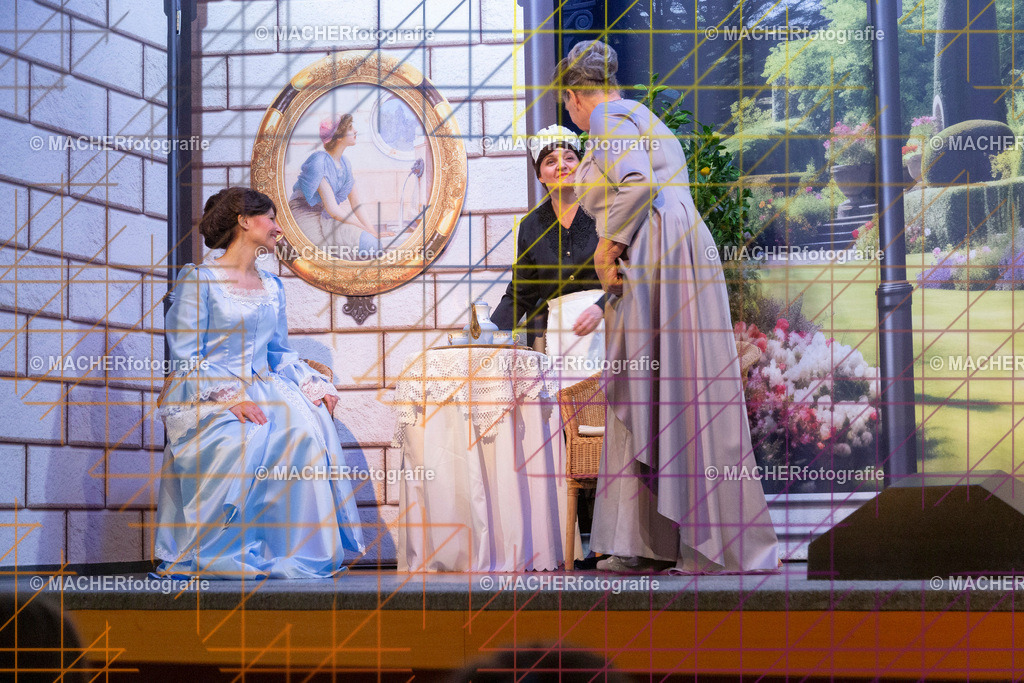 380_MFL-2025 | Portraitbilder von Regisseur; Darsteller; Techniker; Maske; Kostüme; Chor; Musiker; Bilderserie der Generalprobe und der Premierenvorstellung, Szenenbilder; Ausdrucksstudien; Bühnenüberblick; Bühnenkulissen; Pressefotos inkl. Redaktionsfoto Darstellergruppe.