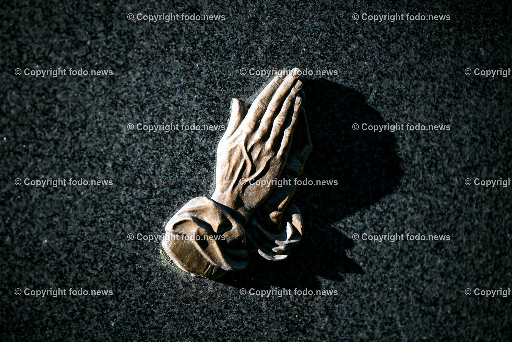 Friedhof_ Allerheiligen_ 16.10.2023-37 | 16.10.2023, Friedhof, AUT, Allerheiligen, Themenbilder im Bild Friedhof, Kreuz, Kruzifix, Jesu Christi, Allerheiligen, Engerl, Engel, Kerzen, Grab, Grablicht, Blumen, Symbolbild, Feature