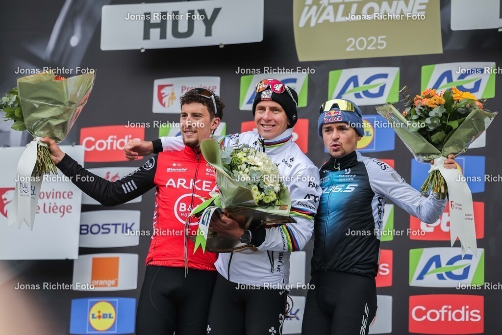 La Fleche Wallonne 2025 | Radsport UCI World Tour Men Elite La Fleche Wallonne am 23.04.2025 in HuySiegerehrung / PodestKevin Vauquin ( Arkea - B&amp;B Hotels ), links - Tadej Pogacar ( UAE Emirates - XRG ), mitte - Tom Pidcock ( Q36.5 Pro Cycling Team ), rechtsFoto: Revierfoto - Realisiert mit Pictrs.com