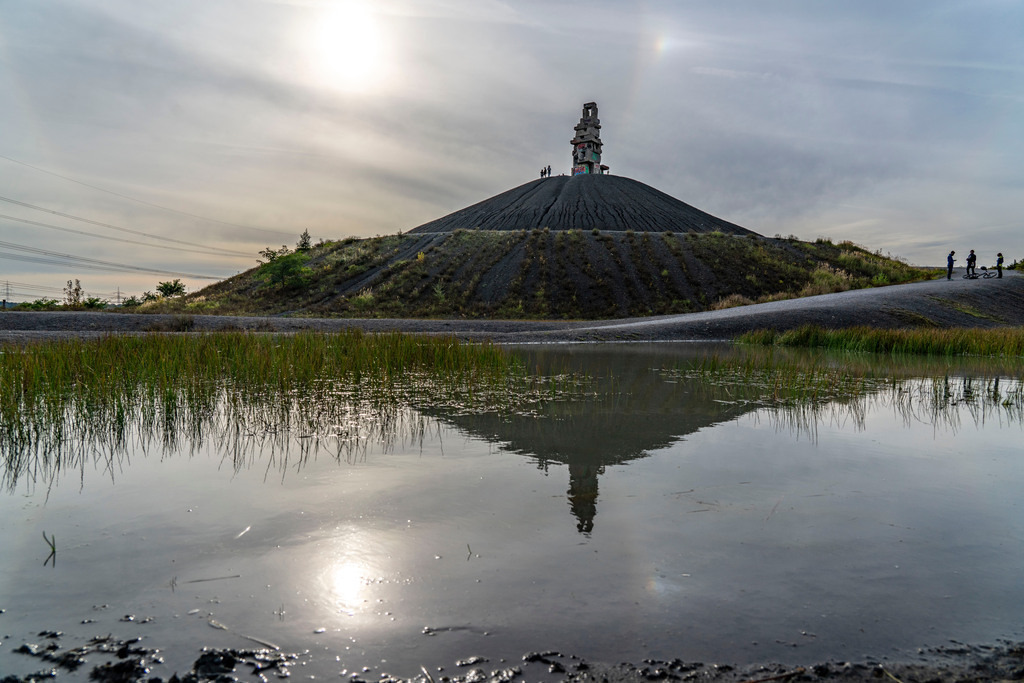JT-211029 | Halde Rheinelbe in Gelsenkirchen, 100 Meter hohe Bergehalde, Landschaftspark, mit der Skulptur Himmelsleiter, aus Betonteilen der ehemaligen Zeche Rheinelbe, Gelsenkirchen, NRW, Deutschland - Realisiert mit Pictrs.com