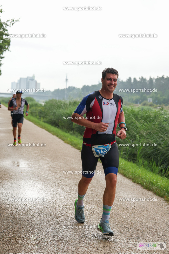 LUR_1108 | 34. M-net Erlanger Triathlon 2025 #erlangertriathlon  #mnettriathlon2025 #mnettriathlon #team #olympischedistanz #mitteldistanz #triathlon #maindonaukanal  #erlangertriathlon2025 #yourpictrs #tv1848 #tv1848erlangen  #triathlonbayern #sportinerlangen #demsportverbunden #sportshot_your_pictrs Copyright: www.sportshot.de