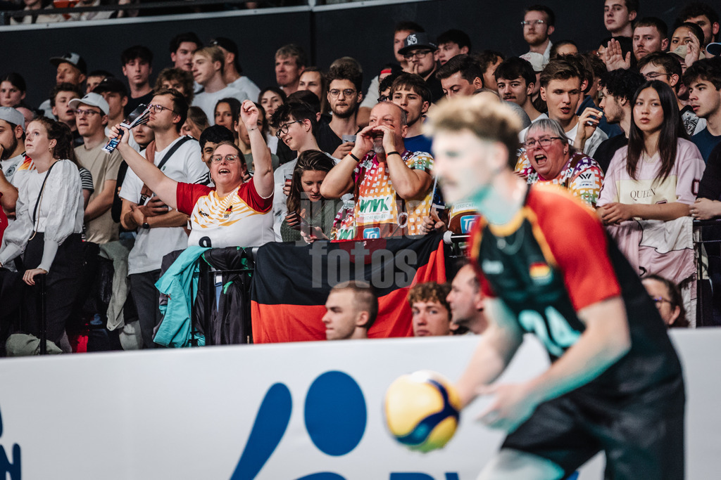Volleyball | Männer | Testspiel | Deutschland vs. Italien | 26.05.2025 | Fans feuern Eric Burggräf (#24, Deutschland) an