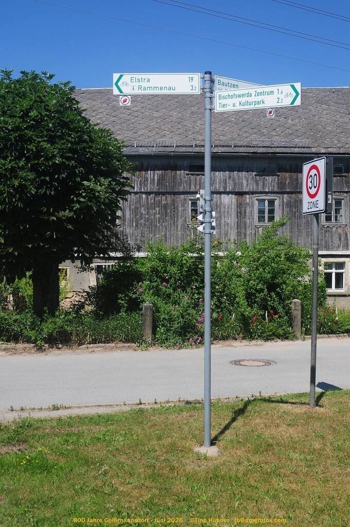 Geißmannsdorf-2026-Ortsbilder-554 | Geißmannsdorf bei Bischofswerda im Sommer 2026. Ein fotografischer Streifzug durch das Dorf Geißmannsdorf, mit Gebäuden, Straßen, Strohpuppen und geschmückten Vorgärten und Grundstücken anlässlich der 800-Jahr-Feier von Geißmannsdorf im Juni 2026 - Realisiert mit Pictrs.com