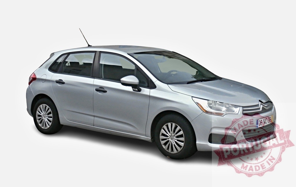 Silver Citroën C4 Hatchback Car Parked on White Background | Studio shot of a silver Citroën C4 hatchback car isolated on a white background, showcasing its modern design - Realisiert mit Pictrs.com