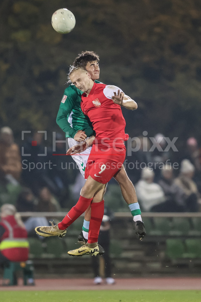 Fussball, Regionalliga Nord, SV Werder Bremen II - TSV Havelse | v.li.: Lorenzo Paldino (TSV Havelse, 9) und Ethan Kohler (SV Werder Bremen II, 28) im Kopfballduell, Kopfball, Zweikampf, Action, Aktion, Spielszene